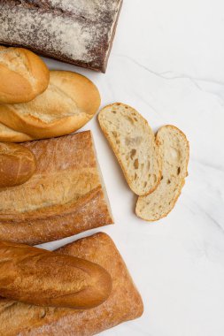 Kepekli, beyaz ve kahverengi ekmek beyaz arka plan üzerinde dilimleri ile