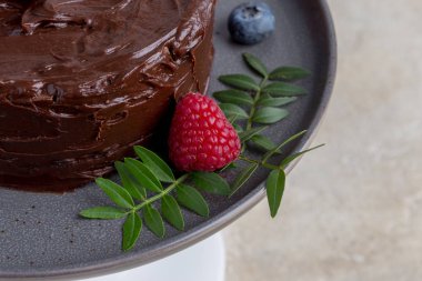 Çilek dekor ile Makro çikolatalı kek