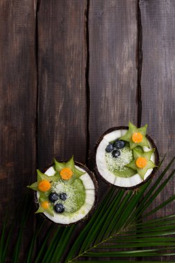 Ahşap arka planda hindistan cevizi smoothie