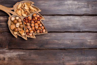 Ahşap arka planda çeşitli fındık
