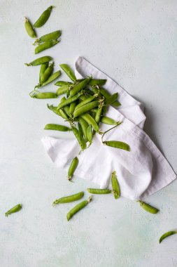 Beton arka planda ham yeşil bezelye