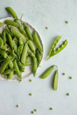 Beyaz kasede yeşil bezelye