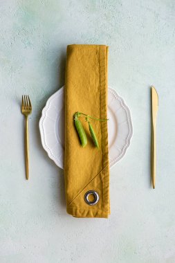 Yeşil bezelye ile masa seti