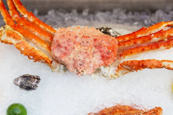 King crab on ice at street food festival — Stock Photo, Image