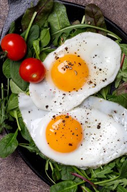 Salata ve kiraz domates ile yumurta sarısı kadar yakın