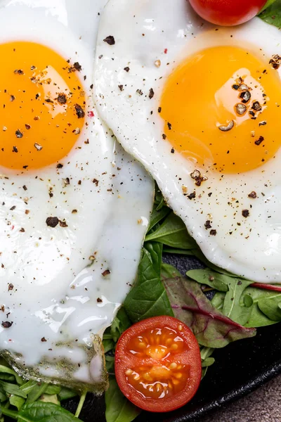 Huevos fritos macro con verduras —  Fotos de Stock