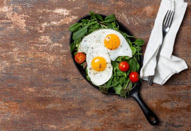 Yumurta ve kiraz domates ile Tava