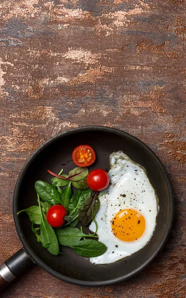 Cerrar el desayuno con huevo y verduras —  Fotos de Stock