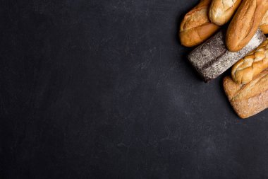 Siyah masada farklı ekmek çeşitleri