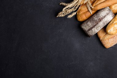 Siyah masa üzerinde ekmek çeşitli
