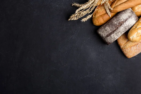 Siyah masa üzerinde ekmek çeşitli