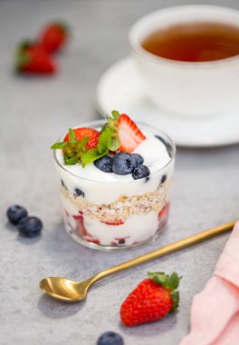 Taze çilek ve cam yoğurt ile Granola