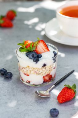 Yulaf ezmesi, yoğurt ve çilek gri tatlı