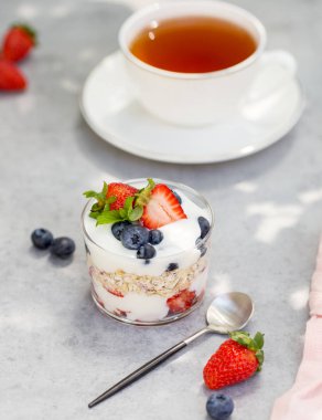 Gri arka planda çilek ile Granola