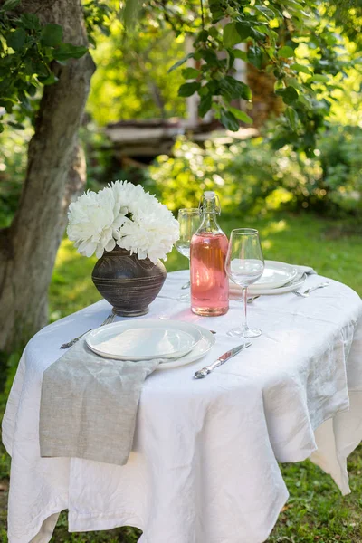 Set da tavola in giardino con peonie bianche — Foto Stock