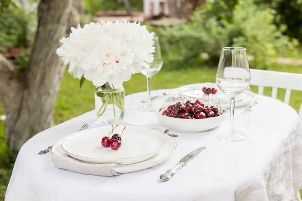 Set da tavolo in giardino per coppia — Foto Stock
