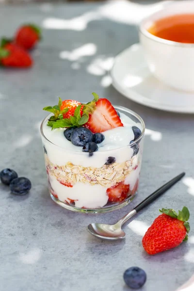 Yulaf ezmesi, yoğurt ve çilek gri tatlı