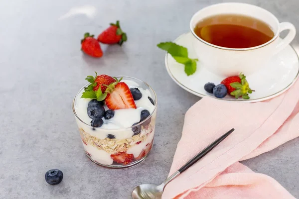 Copos de avena con yogur y bayas frescas en vaso —  Fotos de Stock