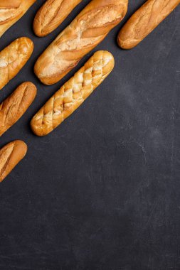 Ekmek siyah arka planda sıralanır