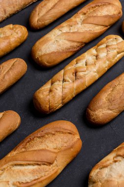 Siyah arka plan üzerinde farklı ekmek türlerini kapatın