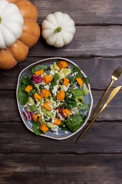Kabak ve beyaz peynir ile yeşil salata
