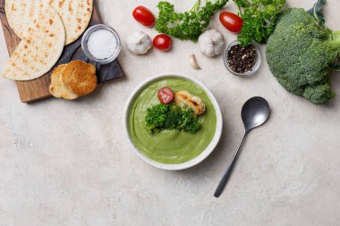 Parlak arka planda sebze ile Krem çorba