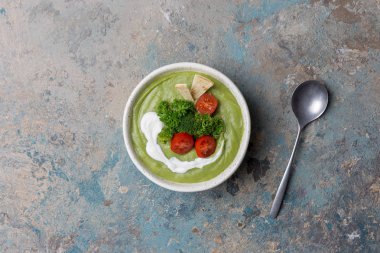 Brokoli kremalı çorba ile Kase