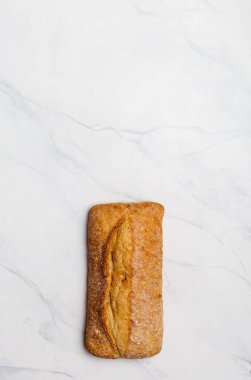 Parlak mermer üzerinde chiabatta somun