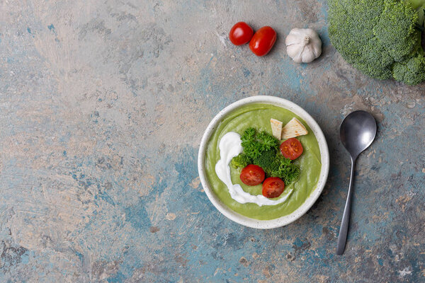 Ingredients for broccoli cream soup with soup in bowl