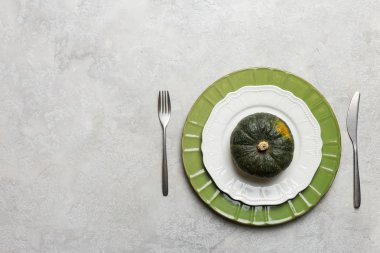 Çatal ve bıçak ile gri arka plan üzerinde Cadılar Bayramı tablo seti