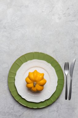 Gri arka planda sonbahar servis tabağı