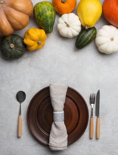 Осенняя подача тарелки с тыквами декора — стоковое фото
