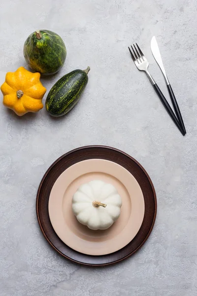 Empty plate with seasonal pumpkins and tableware set — Stock Photo, Image