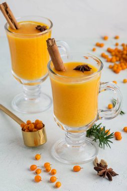 Beyaz arka planda iki deniz dikeni çay