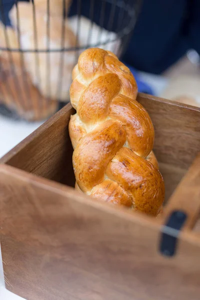 ขนมปังฝรั่งเศสบนกล่องไม้ — ภาพถ่ายสต็อก