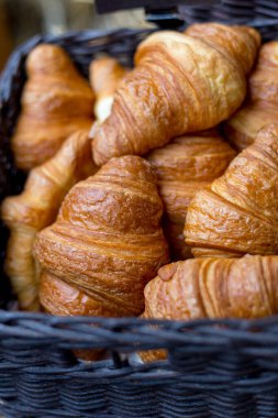 Sepette kruvasan var. Yakın plan.