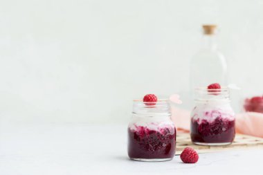 Açık arkaplanda süt ve yoğurt karışımı böğürtlenli smoothie ile alanı kopyala. Yoğurt kokteyli. Doğal yaz detoks içeceği. Sağlıklı yeme kavramı.