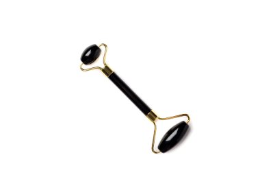 Siyah ve altın sarısı yeşim taşı, beyaza izole edilmiş yüz masajı için kaldırıyor. Pankart için resim ve güzellik salonu için katalog