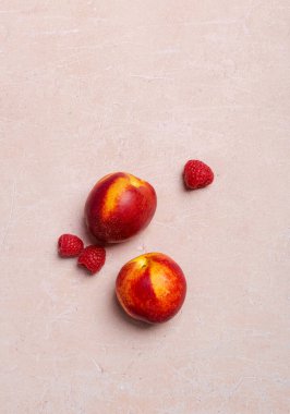 Pembe beton arka planda barış ve ahududu. Üst görünüm, düz görünüm, metin ve satış için boş alan