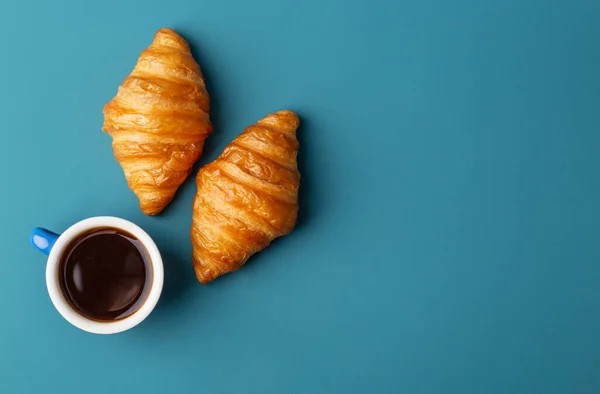 Spazio Copia Orizzontale Con Due Cornetti Una Tazza Caffè Fresco Immagine Stock