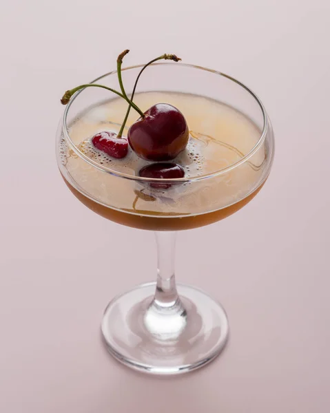 Sprankelende Cocktail Met Zoete Kers Roze Achtergrond Begrip Mousserende Dranken — Stockfoto