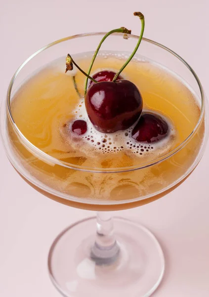 Sluiten Drank Cocktail Met Kers Roze Achtergrond Zoete Kersenbessen Mousserende — Stockfoto