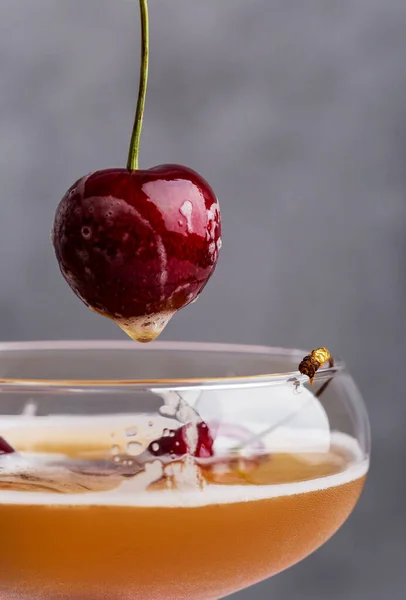 Zoete Kers Glas Met Cocktail Grijze Achtergrond Close Begrip Zoete — Stockfoto