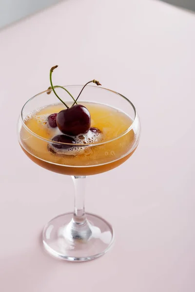Minimaal Cocktaildrankje Met Zoete Kers Glas Roze Achtergrond Begrip Gegarneerde — Stockfoto