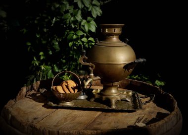 gün ışığında bir samovar ile küçük üretim