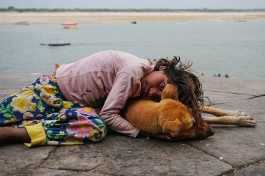 Seviyorum. Kız ve köpek. Varanasi şehir, Hindistan