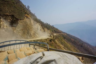 Myanmar dağ yollarında bir kamyona otostop