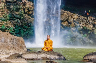 Budist rahipler bir şelale altında meditasyon. Vietnam