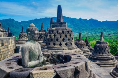 Birinde dünya - Borobudur Tapınağı Antik tapınakları Buda heykeli. Endonezya