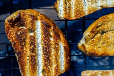 Kamp ateşi kızarmış ekmek